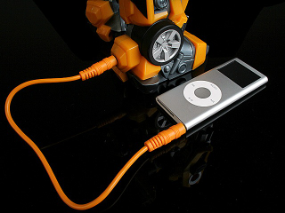 Illustration for article titled Bumblebee Speaker Dances, Mixes Music with Transformers SFX